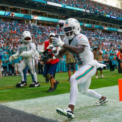 Dolphins Tyreek Hill to Pay Cameraman’s Salary After Costly Touchdown Celebration